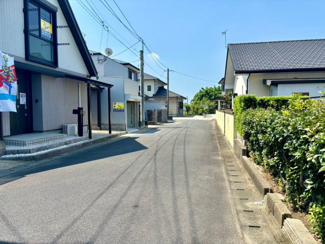 大川市大字大橋の中古一戸建の前面道路含む現地写真