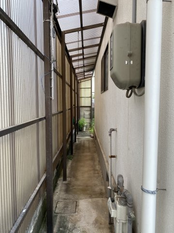 ブレスドハウス御堀のその他|家の裏には差し掛けあり。雨の日の洗濯物干し場や冬用タイヤの収納としても大活躍☆