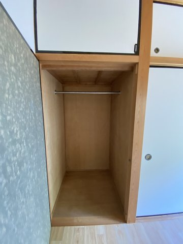 ブレストハウス御堀の収納|突っ張り棒がついているので、洋服がかけられてとても便利です