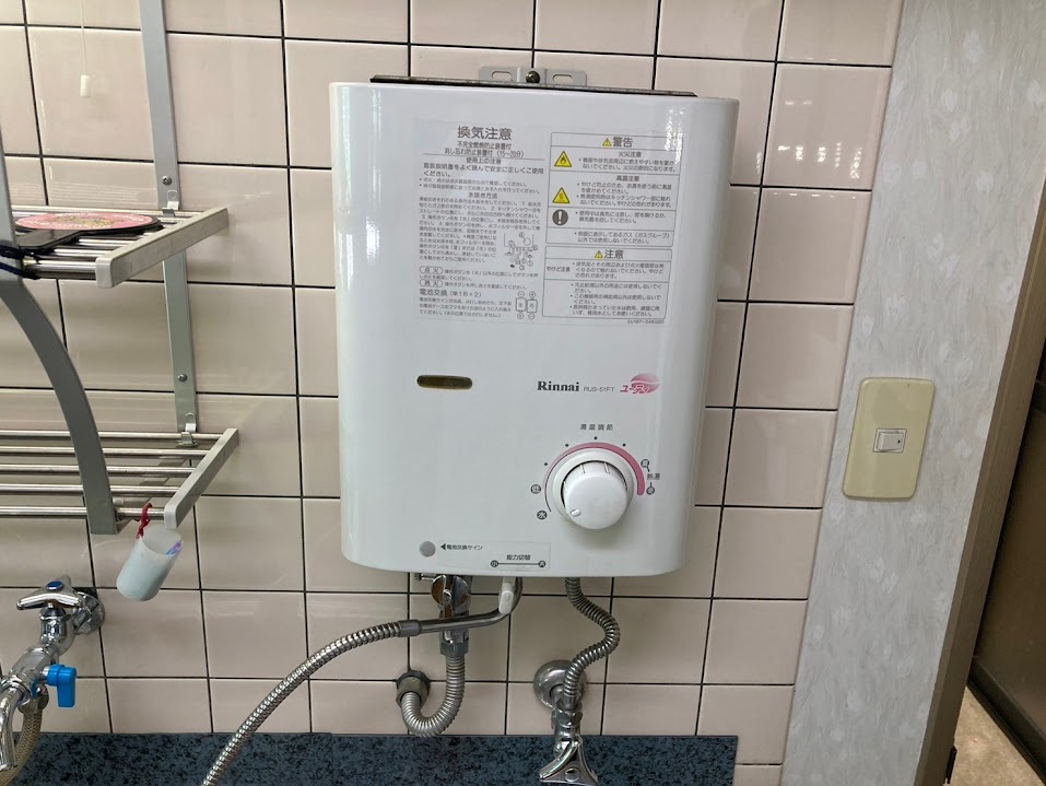 尾花沢市五十沢中古店舗のキッチン|ガス湯沸かし器。温かいお湯もすぐに出ます