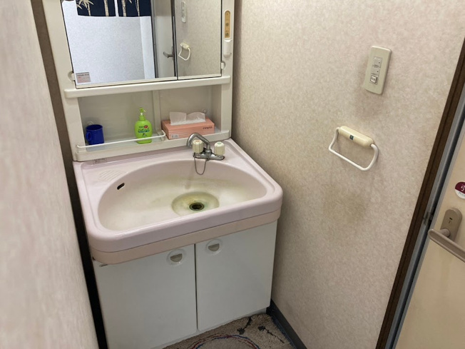 【独立洗面台】 | 尾花沢市五十沢中古店舗 | 洗面台は、スタイリッシュなだけでなく収納力もあります。トイレの近くにあり手洗いがスムーズに行えます