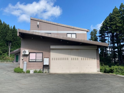 【外観】 | 尾花沢市五十沢中古店舗 | ガレージも設置されており、車や除雪車、倉庫などの収納にも役立ちます