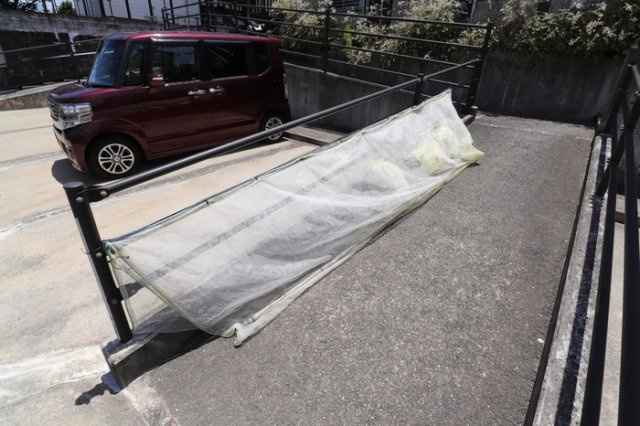ポルティエのエントランス|便利な敷地内ゴミ置き場もあります♪