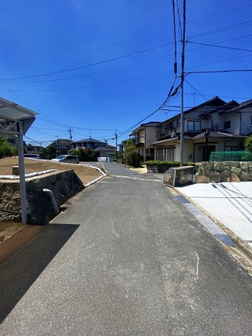 馬木7丁目　土地の前面道路含む現地写真|前面道路は約4.2ｍの幅員があります。