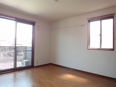 【洋室】 | リーフ都筑B【SHM】 | バルコニーに繋がる南東向き洋室6.3帖のお部屋です！ベッドを置いて寝室にするのもオススメです☆