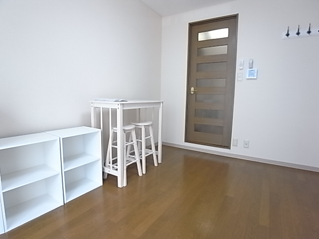 ブラウンコートの洋室