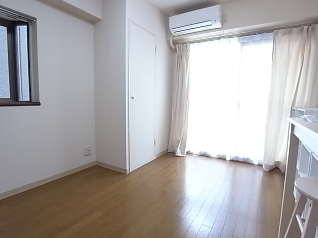 ブラウンコートの洋室