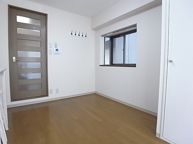 ブラウンコートの洋室