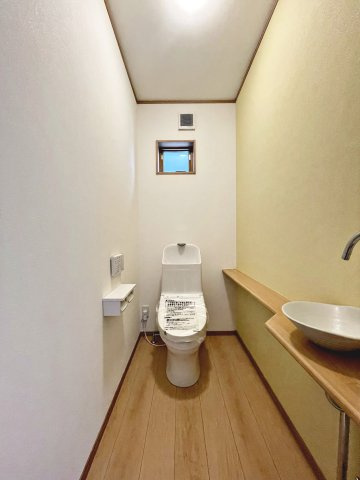 新築戸建・建売　大玉村玉井　平屋建てのトイレ|白を基調としており小窓で換気ができるので清潔感のある空間。ペーパーホルダーが2つあるのも便利です！