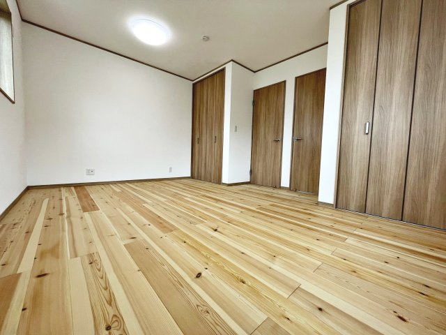 新築戸建・建売　大玉村玉井　平屋建ての洋室|収納と扉が2か所ずつございますのでお子様の成長に合わせて分割も可能です！