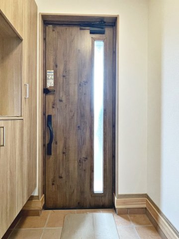 新築戸建・建売　大玉村玉井　平屋建ての玄関|玄関ドアから日差しが入り明るい空間です！