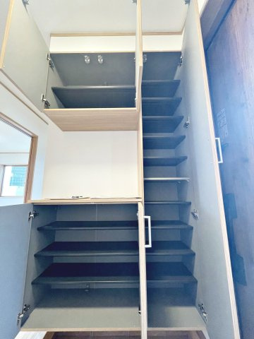 新築戸建・建売　大玉村玉井　平屋建ての収納|大容量のシューズボックスは可動式の棚で高さ調節が可能です！