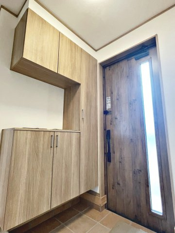新築戸建・建売　大玉村玉井　平屋建ての玄関|大容量のシューズボックスがあり収納豊富な玄関スペース。玄関ドアから日差しが入り明るいです！