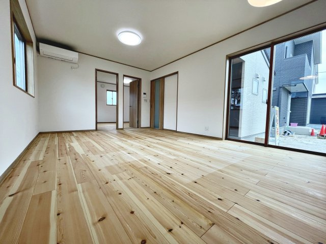 新築戸建・建売　大玉村玉井　平屋建ての居間・リビング|木のぬくもりが感じられるリビングは太陽の日差しが気持ちの良い空間です！