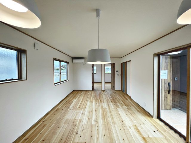 新築戸建・建売　大玉村玉井　平屋建ての居間・リビング|キッチンの前にダイニングテーブルを設置すれば、お料理の配膳もスムーズです！