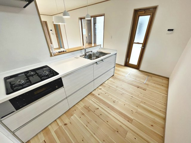 新築戸建・建売　大玉村玉井　平屋建てのキッチン|カウンター越しに会話が弾み、家族とのつながりを感じられる対面キッチンです！