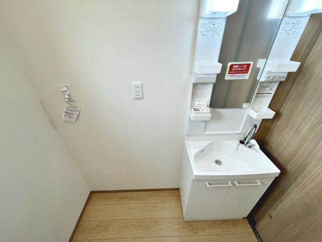 新築戸建・建売　大玉村玉井　平屋建ての独立洗面台|収納豊富な洗面台！隣は洗濯機置き場になっています。