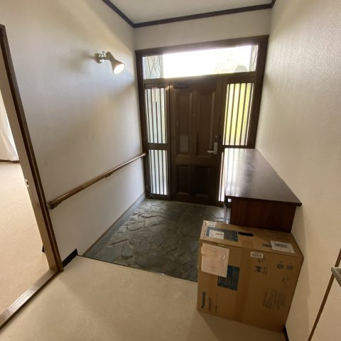 室蘭市沢町23-4戸建　(左)の玄関|きれいな玄関です