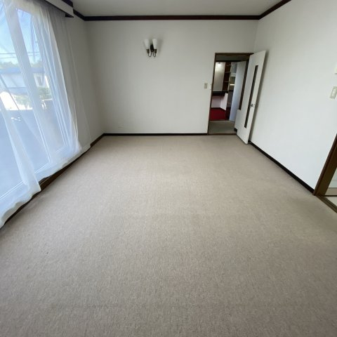 室蘭市沢町23-4戸建　(左)の居間・リビング|ゆったり過ごせるリビングです