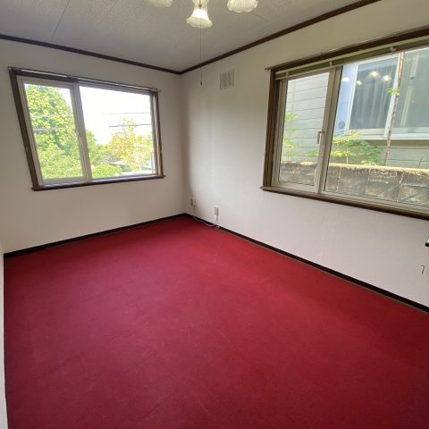 室蘭市沢町23-4戸建　(左)の洋室|明るい洋室です