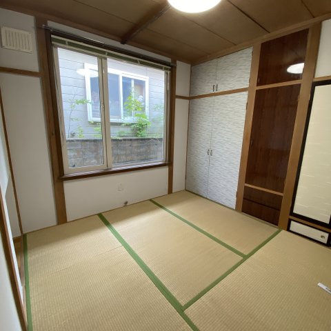 室蘭市沢町23-4戸建　(左)の和室|明るい和室です