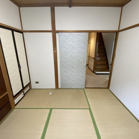 室蘭市沢町23-4戸建　(左)の和室|明るい和室です