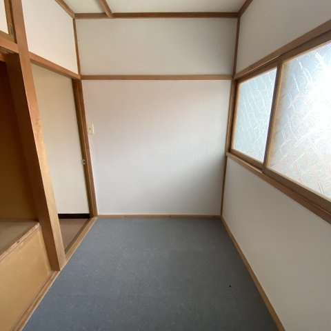 室蘭市沢町23-4戸建　(左)の洋室|使い勝手のいい洋室です