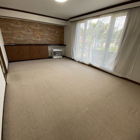 室蘭市沢町23-4戸建　(左)の居間・リビング|ゆったり過ごせるリビングです