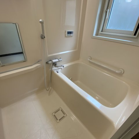 室蘭市沢町23-4戸建　(左)の浴室|落ち着いた空間のお風呂です