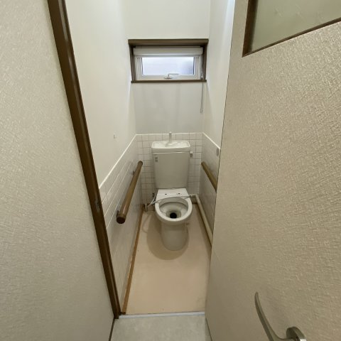 室蘭市沢町23-4戸建　(左)のトイレ|落ち着いたトイレです