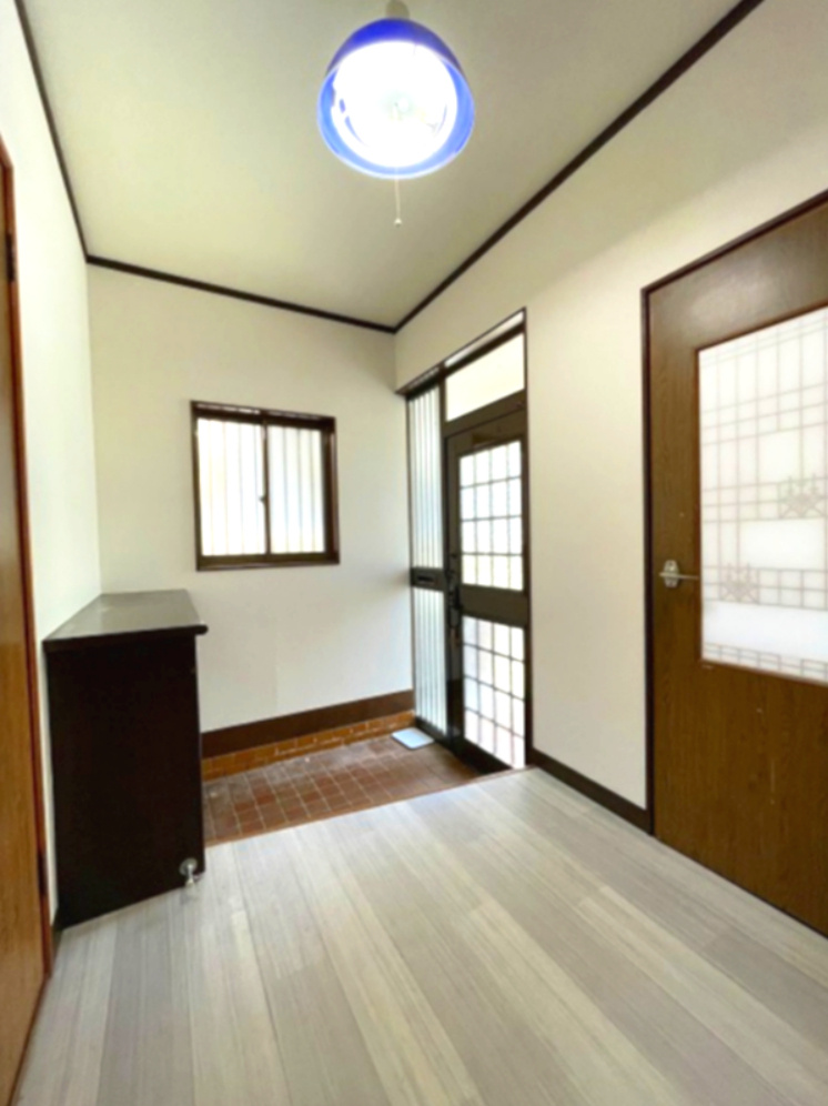 山本6丁目　一戸建ての玄関|玄関はゆとりがあります。玄関外は雨風や紫外線を防ぐ屋根付きのポーチがありお出かけや帰宅時も快適です。