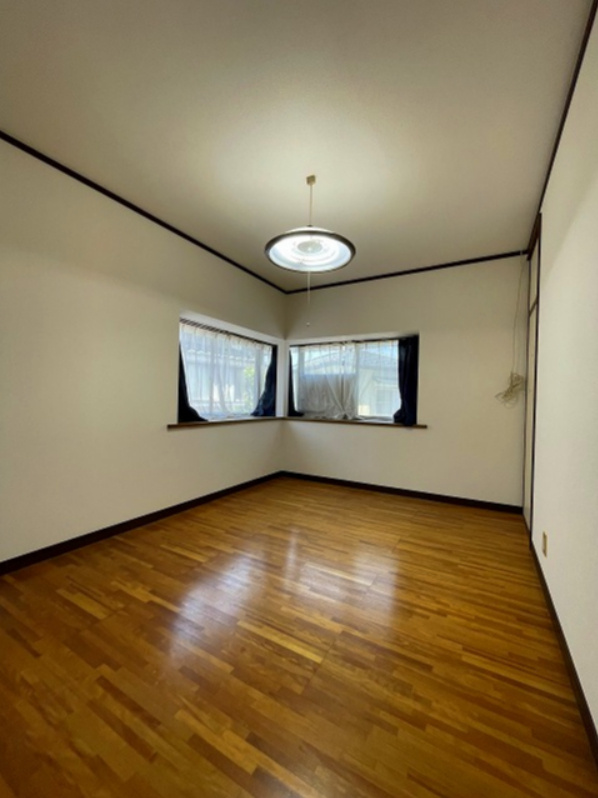 山本6丁目　一戸建ての洋室|押入付きの2階洋室約6.0帖です。全室6帖以上の4LDK。用途別や家族で振り分けのしやすい間取です。