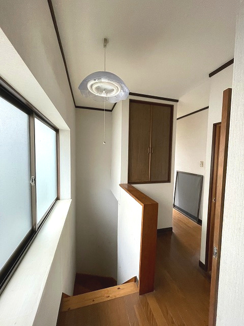 山本6丁目　一戸建てのその他|2階の階段を上がった場所にも窓があります。窓が多いため自然換気がしやすく、住空間を清潔に保てます。