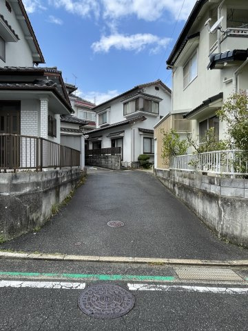 山本6丁目　一戸建ての前面道路含む現地写真|市道から北西側に位置する旗竿地となります。駐車は1台可能です！