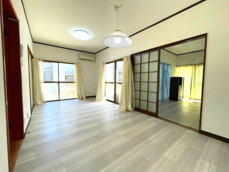 山本6丁目　一戸建ての居間・リビング|約9.0帖のリビング・ダイニングは東・南・西の3面開口で陽当りや風通しも良好です。