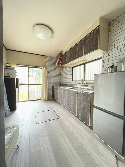山本6丁目　一戸建てのキッチン|吊り棚付きキッチンは独立タイプで広さ約6.0帖！3面開口で室内への匂いの広がりも軽減できます。