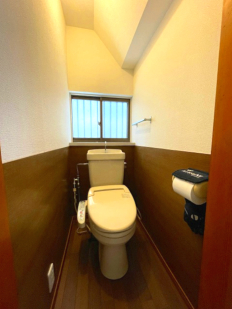 山本6丁目　一戸建てのトイレ|1階の温水洗浄便座トイレです。トイレは各階にあり家族や生活シーンで使い分けができて便利です。
