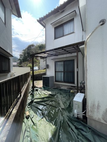 山本6丁目　一戸建ての庭|屋根付きの洗濯物干しスペースがあります。外出中に急な雨で洗濯物が心配な際も安心です。