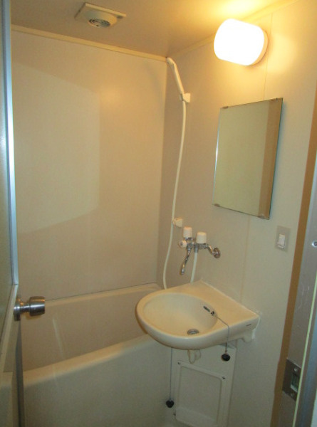 メゾンフジヨシ【キャッシュバック対象物件】の洗面所|忙しい朝には欠かせない洗面所です