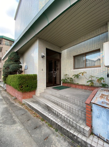 メゾンフジヨシ【キャッシュバック対象物件】のエントランス|ゆとりのあるエントランスです