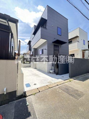 【駐車場】 | 散田テラス | 黒を基調とした外観です。