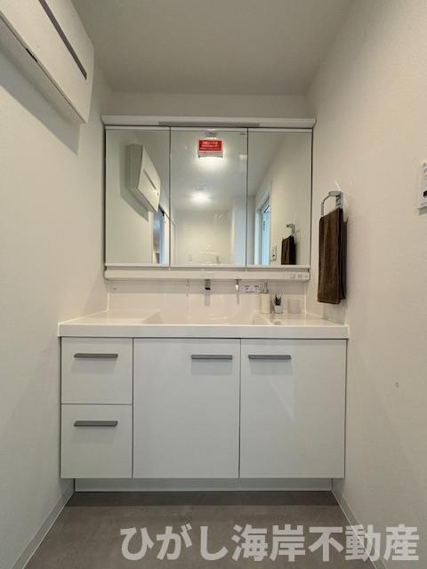 ライオンズマンション茅ヶ崎中央公園の独立洗面台|新規リフォーム完了！三面鏡化粧台