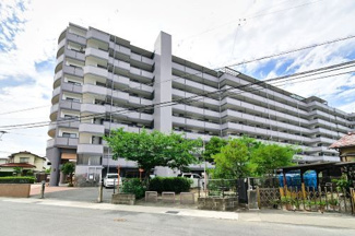 【外観】 | 周船寺駅まで徒歩13分。日常のお買い物から休日のショッピングまで楽しめるイオンモール伊都が近くにあります。階下は駐車場になっているのでお子さまがいるファミリーにおススメです【敷地内駐車場1台確保可】