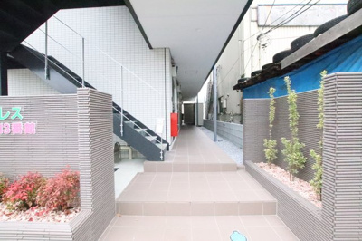 入口にはお洒落な植栽あり♪