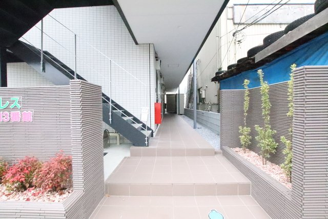 入口にはお洒落な植栽あり♪