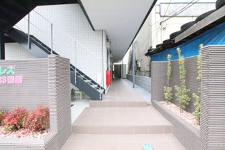 入口にはお洒落な植栽あり♪
