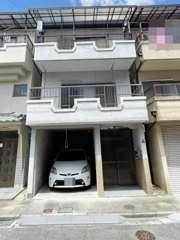 大東市深野北一丁目　中古戸建の外観|車庫はシャッター付きです