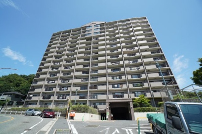 【外観】 | 【リフォーム済】パークハウス竜王公園フォレストコート | 【耐震性】
耐震性の高さを判断するポイントは、
建築確認申請日が1981年6月1日以降の
新耐震基準に適合しているかどうか。
震度６程度の大地震でも
建物が崩壊しないレベルが基準になりました。