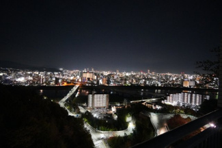 【展望】 | 【Night View】
物件からの夜の景色は、隠れ夜景スポットのよう。
お仕事から疲れて帰ってきて、この夜景を楽しめるのも
この立地ならでは。
もう少し早い時間のサンセット夜景もキレイかも。