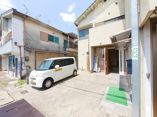 木津宮ノ裏　テナント兼事務所の駐車場